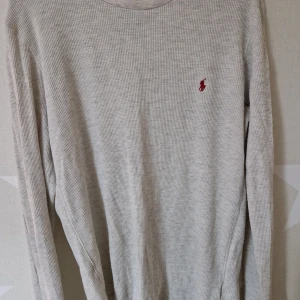 Långärmad stickad Ralph Lauren  - Anvönd ett par gånger men i jätte fint skick. Nypris 1299. 