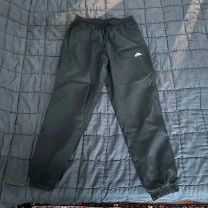 Nike  - Nike skal byxor är helt ny använd mellan 5 - 9 gånger.   Den är bra för regn eller skidor och olika aktiviteter. Det är storlek S men passar även M.  Priset är 300 kr men skulle man vilja diskutera pris så funkar det.