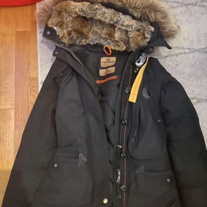 Parajumper jacka stl S - Bra skick, väldigt fin jacka säljer pågrund av liten storlek.  Skriv för mer info 