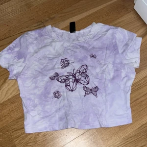 Lila crop top med fjärilar  - Lila batik Magtröja med fjärilar fram köpt på SHEIN!  Inga fläckar eller något. Köparen star for frakten! Storlek S! Pris diskuteras!
