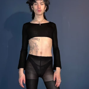 Crop långärmad svart tröja  - Söt liten långärmad tröja med flared öppna ärmar, passar superbra att ha under lager på lager eller som en sommartröja när de är för varmt att inte visa magen ✨✨