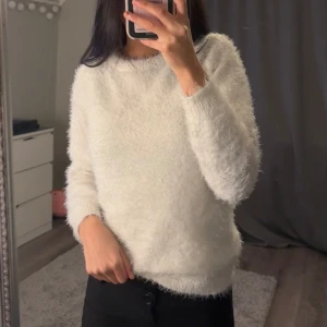 Fluffig tröja  - Mysig fluffig tröja som passar som xxs/xs🤍 använd en gång!