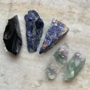 Säljer fem olika kristaller, den svarta är obsidian, de blå lapiz lazuli och de två grönaktiga florit. 10kr/st och frakt 15kr, kontakta privat vid frågor ♥️♥️