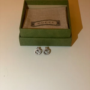 GucciÖrhängen - Säljer mina silver Gucci örhängen som jag fick i present men som inte kommer till användning. Äkthetsbevis finns i den lilla lådan. Har ni flera frågor så är det bara att skicka meddelande🎀