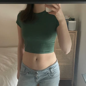 Croppad tshirt - Croppad tshirt i perfekt grön nyans! Storlek M från Weekday🐸🐸