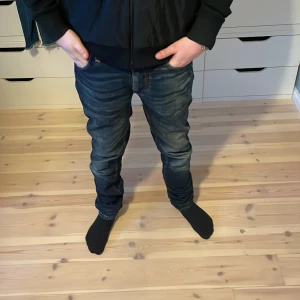 Nudie jeans  - Säjer Nudie jeans i modellen fairless freddie. Som är använda i ungefär 1 dag. Inköpta på Åhléns för 1700. Kom privat med frågor eller för fler bilder. Kan gå ner i pris vid snabb affär😁