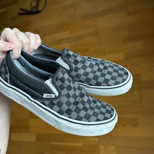 rutiga vans - säljer mina rutiga vans, svarta och gråa! använt skick, men några fläckar på sulorna men tror det lätt går att tvätta bort🖤🩶