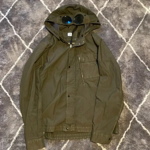 CP company vindjacka - Riktigt trendig och snygg, i väldigt bra skick! Jackan är i storlek M, pris kan diskuteras och byten funkar också!