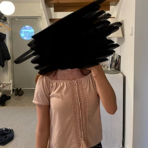 Rosa tröja med fina detaljer - En söt rosa fest eller vardags tröja som kan bäras på olika sätt. Antingen när man tröjaxlerna antingen på eller under axlarna. Passar typ t.ex en svart kjol. Storlek XS men passar även som S.