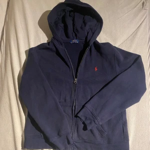 Ralph lauren zip hodie - En Ralph lauren tröja som kostade 1400 nypris. Jag har slutat andvända den för förlorat intresse.