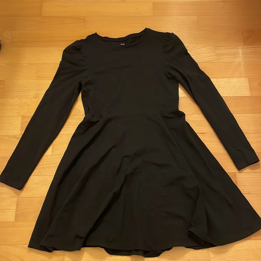 Basic svart klänning som är sparsamt använd. Säljer då den är för liten ❤️ säg till om fler bilder behövs eller om du har frågor! . Klänningar.