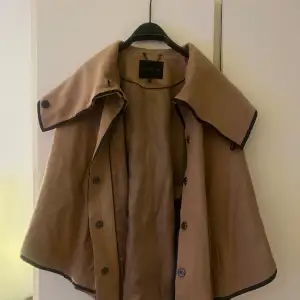Snygg vår kappa från Stockholm LM. Köpt på sellpy. Lite små defekter som man kan se på sista bilden. Men fortfarande jätte fin🌸