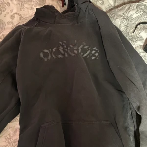 adidas hoodie - knappt använd  lite overziced