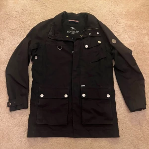 FieldJacket Från Snoot - Säljer nu denna riktigt feta FieldJackan från Snoot.Sparsamt använd,inga defekter eller skador. Storlek S men skulle lätt kunna passa M kanske L. Skicka gärna ett meddelande vid frågor eller för bilder.Pris kan diskuteras vid snabb affär.Ny pris 5500