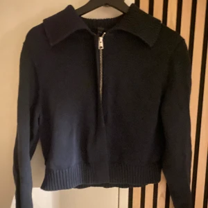 COS kofta  - Säljer en superfin kofta med dragkedja i lite tjockare tyg från COS som int längr säljs! Anledning t vrf jag säljer är för den int passar mig längre !