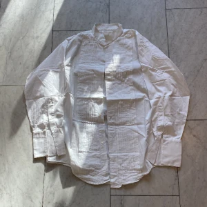 Brooks Brothers smokingskjorta  - Säljer en helt oanvänd brooks brothers smokingskjorta i storlek 16 1/2.