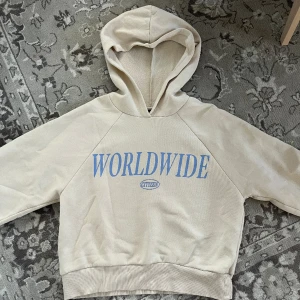 Worldwide hoddie - En hoddie utan snören från ginatricot  i väldigt bra skick. Endast använd 2-3 gånger. Kontakta mig vid frågor Köparen står för frakten