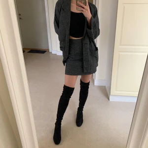 Grå kjol kavaj set - Varsamt använd  kjol 60kr Köparen står för frakt  Kika gärna in andra plagg på min profil för att spara på frakt