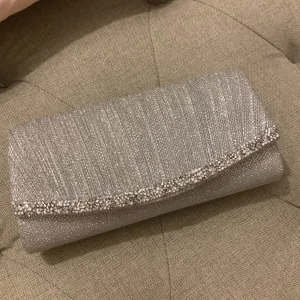 Balväska  - Helt oanvänd väska som går bra att ha på bal eller vid finare evenemang. 