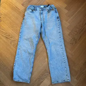 Säljer ett par ljusblåa grunt jeans för att de är för små. Använda en gång. Nypris 650kr Jag säljer de för 75kr Storlek 27