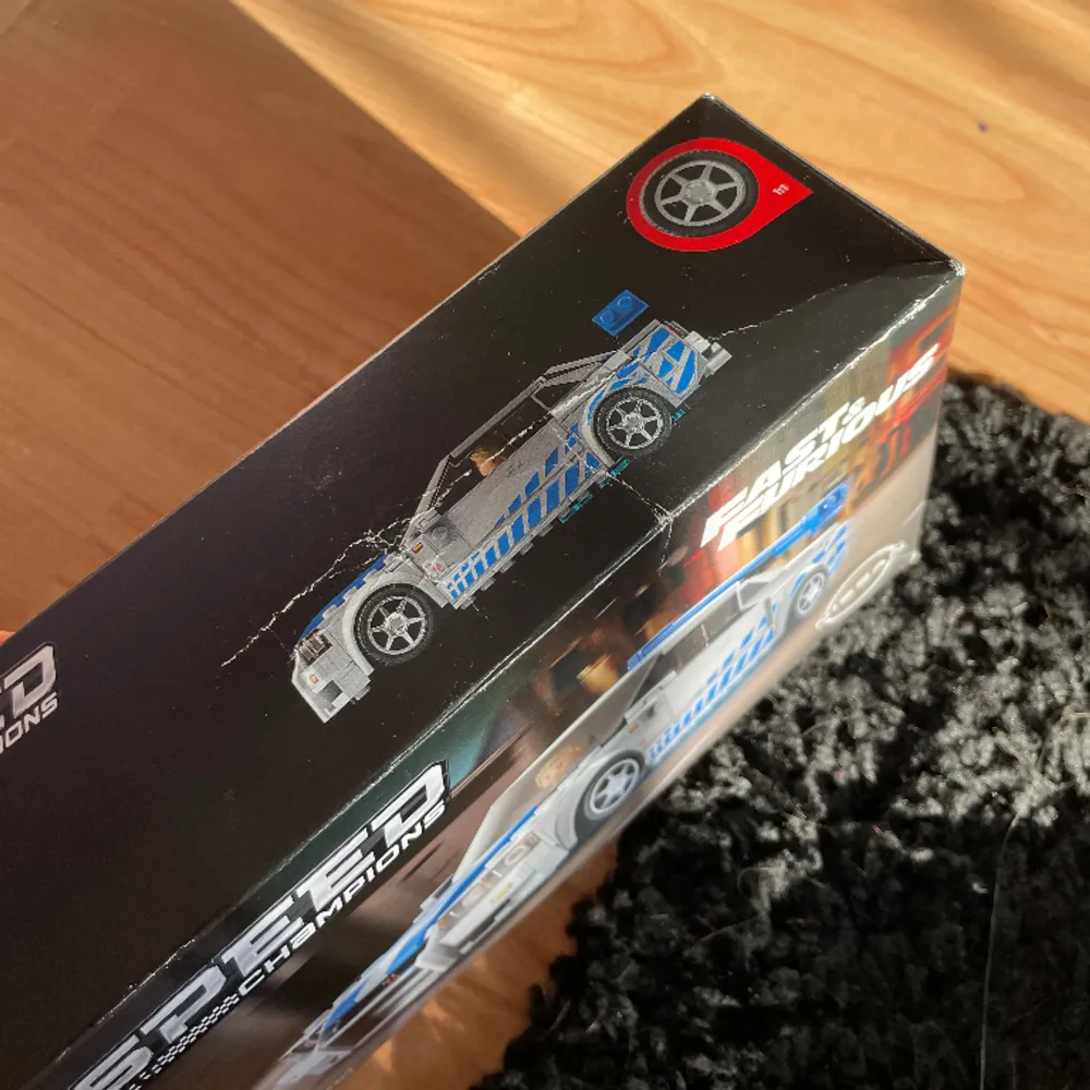 helt ny lego bil, inte öppnad!! kartongen är lite smått skadad men inget annat🫶 lego speed champions 2 Fast 2 Furious Nissan Skyline GT-R (R34). Övrigt.