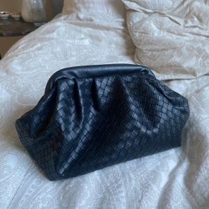 Bottega liknande clutch  - Sjukt fin, osäker på nypris men tror 400-500kr. Jättebra skick! 🩵 Använd gärna köp nu 🤩🩵