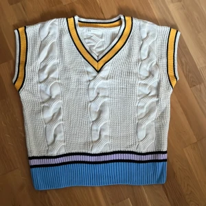 Stickad väst  - En stickad väst från Stradivarius, använd 2 gånger. Oversized i passformen.