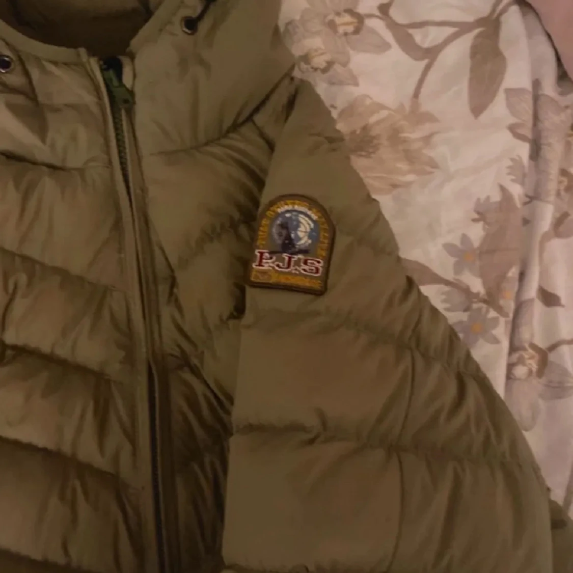 Olivgrön dunjacka med huva från Parajumpers - 2