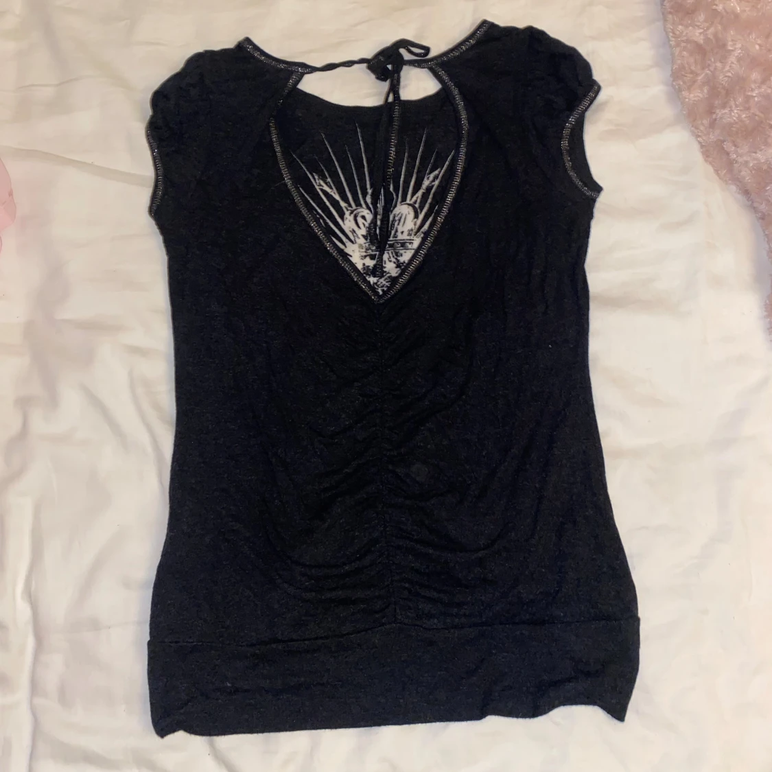 Svart topp med silvertryck och knyt - 1