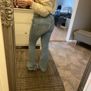 Ljusblå jeans  - Jeans ifrån Nelly i storlek 38 som är använda 1 gång. 