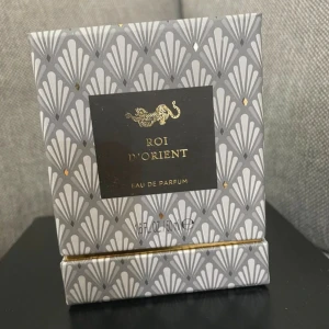 Roi D'Orient Eau de Parfum -  Roi D'Orient från Rituals – en elegant Eau de Parfum i 50 ml från The Iconic Collection. Perfekt för dig som vill sticka ut med en exklusiv och modern doftupplevelse.