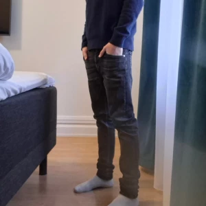 Tigerofsweden 28/32 - Svarta Tiger of sweden jeans I storlek 28/32 slim i riktigt bra skick 