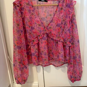 Blommig blus - Blommig blus från Bikbok