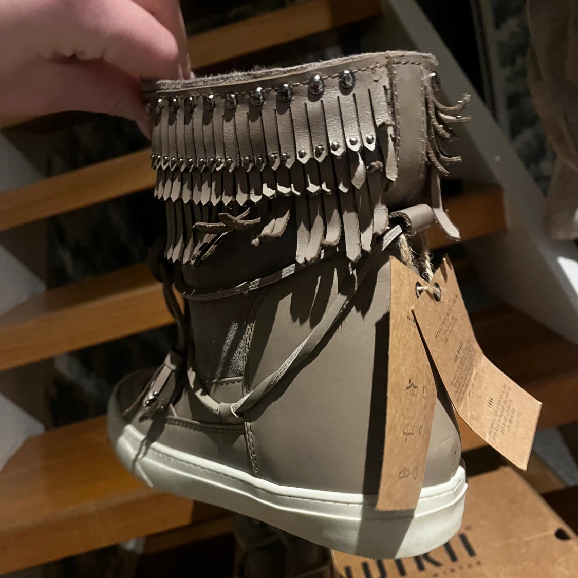 Inuikii skor med fransar - 2