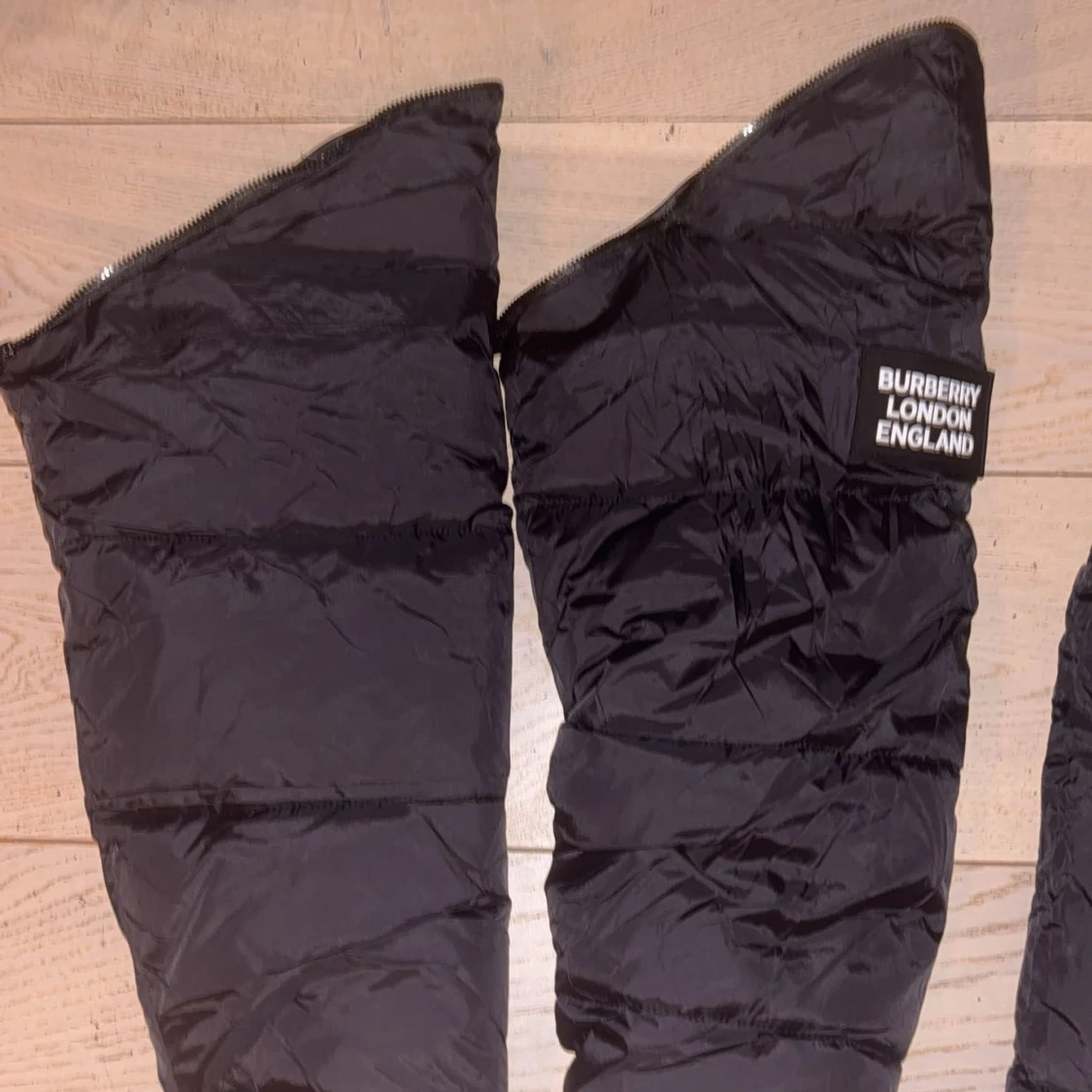 Svart dunväst från Burberry med huva - 2