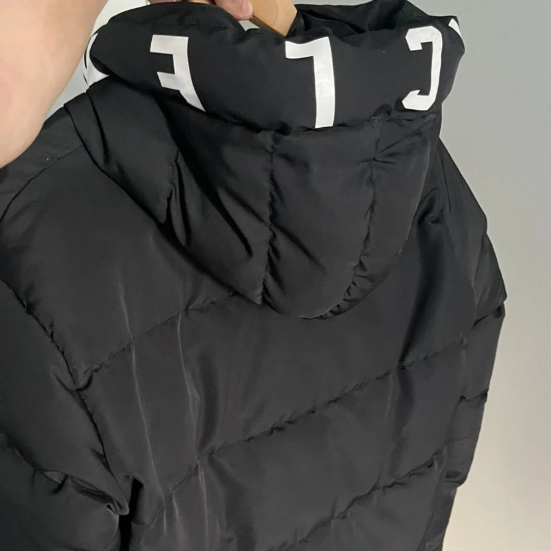 Svart Moncler pufferjacka med huva - 1