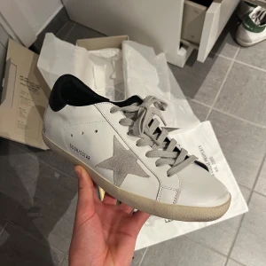 Golden goose skor  - Golden goose skor använda en gång i storlek 42. Skorna är alltså i toppskick och allt OG tillkommer ink orderbekräftelsen!🌟👏                             Hör av dig vid övriga frågor eller funderingar! NOTERA fraktar samma dag!😇