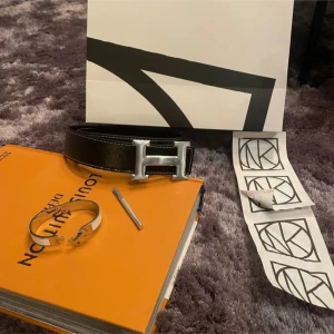 H Bälte  - Säljer ett riktigt svart stilrent bälte‼️storlek 105 cm så passar dem flesta 👍Hör av er vid frågor eller funderingar 🔛🔝💯✅