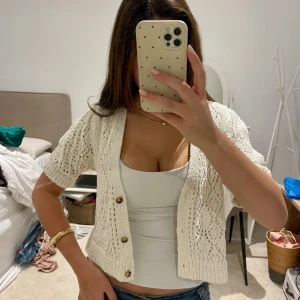 Broderad bolero från Zara  - Pris kan diskuteras! Broderad bolero från Zara som är super fin och gullig!💕