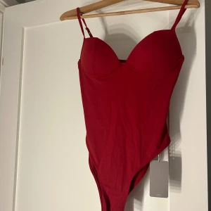 vinröd body  - säljer denna med prislapp! säljer då jag redan har en svart, se bild 2 och 3 för bilder på bodyns passform 