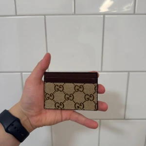 Gucci carholder  - Helt ny Gucci carholder, finns både i brun och blå färg inne. Har för tillfället 3x brun och 1x blå. Hör av er om ni har fler frågor eller funderingar. 