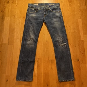 Low waist dondup jeans - Low waist dondup jeans med 38cm i midjemått och en 72cm innerbenslängd. Skriv gärna för mer info eller bilder på dom :)