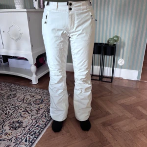 Vita skidbyxorr från Everest - Vita skidbyxor från Everest i bra skick. Personen på bilden är 168 som referens💞