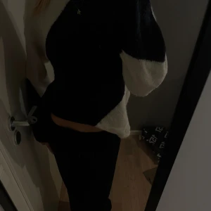 Stickad marinblå/vit tröja  - Jättefin stickad tröja från Gina, marinblå & vit. Kommer ta bort de noppriga innan de postas. Pris kan diskuteras, postar inom 1-2 dagar 🤎