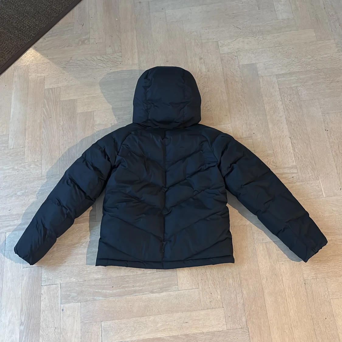 Svart pufferjacka från Nike med huva - 1