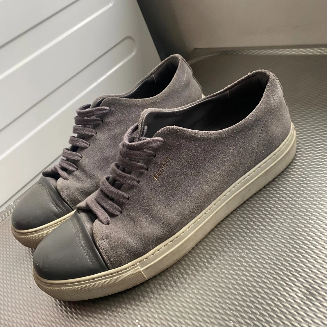 Grå mocka sneakers från Axel Arigato