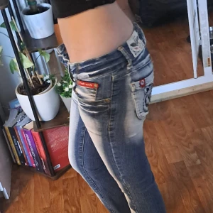 Low waist bootcut crazy age jeans - Säljer dessa super supersnygga lågmidjade Crazy Age jeansen köpta på vinted då de var för små i midjan💔 De är i princip helt nya! Som ni kan se på bilderna finns det inget slitage.   Storleken är 32, W22. Jag skulle uppskatta de till en xxs eller xxxs. Kolla gärna måtten innan:  ♡Innerbenslängd: ca 82 cm  ♡Midjemått tvärs över: ca 29-30 cm  ♡Grenhöjd: 16 cm