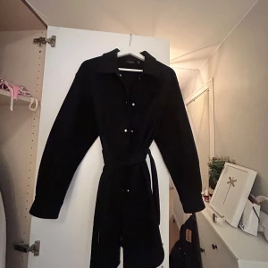 Svart klänning med bälte från Vero Moda - Tjockare kappa från vero Moda! Superskön men har aldrig använts 🩷Skriv för fler bilder😊Storlek xs-s