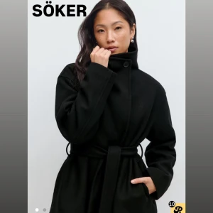Kappa - SÖKER denna svarta kappa i modellen ”high neck short jacket” i storlek xs. Söker den bara i svart! Hör av er privat ifall ni har och tänker att ni hade kunnat sälja den. (Bra skick)