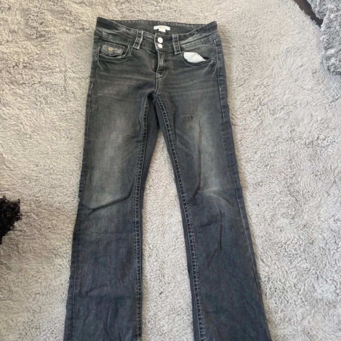 Grå bootcut jeans från Gina Tricot - 2